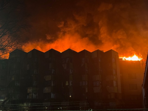 FW-SE: Großfeuer in einem ehemaligen Hotel in Bad Bramstedt