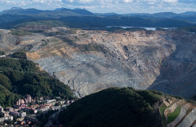 &laquo;Kupfer, Gold und Widerstand&raquo; &ndash; Fotoreportage von Michael W&uuml;rtenberg (Foyer, Stadtmuseum Aarau)