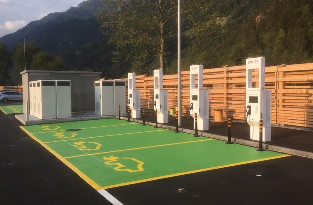 Gotthard Raststätte A2 Uri AG: Gotthard Raststätte versorgt E-Mobile mit erneuerbarem Urner Strom