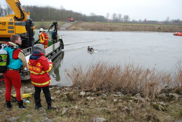 POL-NI: LKW in Weser entdeckt - Lebloser Körper des Fahrers abgetrieben und noch nicht gefunden -Bilder im Download-
