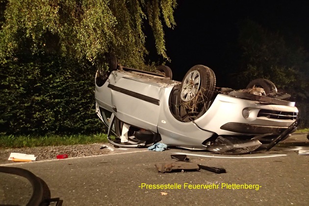 FW-PL: Schwerer Verkehrsunfall im OT Plettenberg- Osterloh. Fahrerin nach Überschlag schwer verletzt