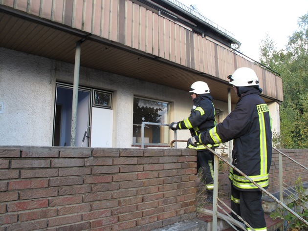 FW-AR: Feuer in einem leerstehendem Gebäude in der Arnsberger Wolfsschlucht