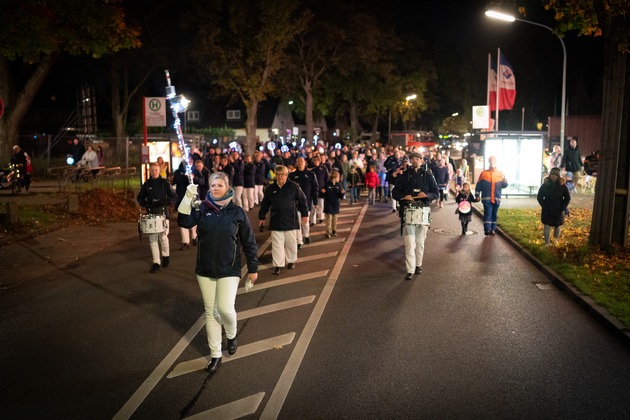 FW Norderstedt: Großer Laternenumzug in Norderstedt/Harksheide