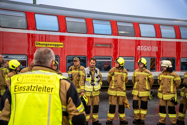 FW-OLL: Gemeinsame &Uuml;bung der Feuerwehren Cloppenburg und Gro&szlig;enkneten - &Uuml;ber&ouml;rtliche Unterst&uuml;tzungseinheit trainiert f&uuml;r Gro&szlig;schadenslagen