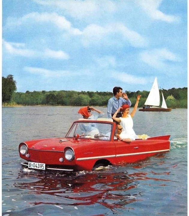 MOTORWORLD Classics Berlin lässt ein Amphicar zu Wasser - Potomac Classics präsentiert Amphibienfahrzeug aus den 1960er Jahren im Wasserbecken des Funkturm Palais