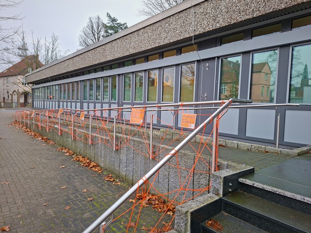 POL-CE: Polizeiinspektion Celle setzt Zeichen gegen Gewalt an Frauen - Orangefarbene Fahne gehisst