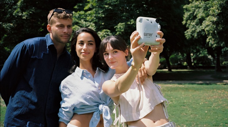 IHG Hotels & Resorts: Trip down memory lane: Garner by IHG feiert analoge Reiseerinnerungen / Lea van Acken, Gizem Emre und Ben Felipe laden dazu ein, die Momente wiederzuentdecken, die jede Reise pr&auml;gen