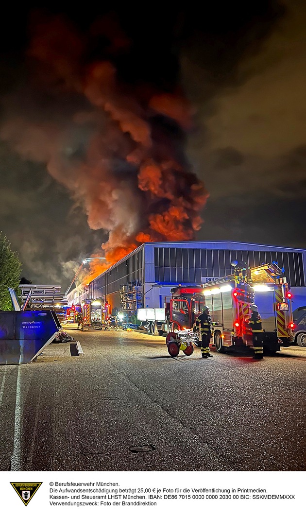 FW-M: Brand einer Produktionshalle (Feldmoching)