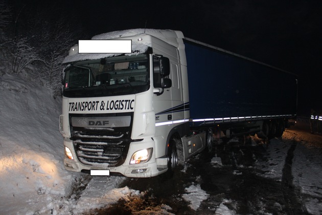 POL-PDKL: Landstuhl, Lkw-Unfall A 62