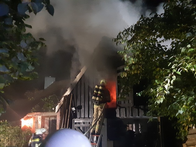 FW Helmstedt: Schuppenbrand in Helmstedt - Feuerwehr verhindert Übergreifen auf Wohnhaus