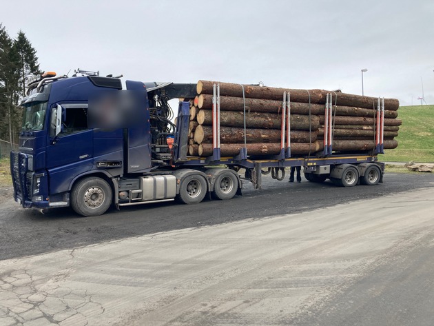 POL-OH: Das waren 17 Tonnen zu viel - Polizei stoppt Holz-Lkw