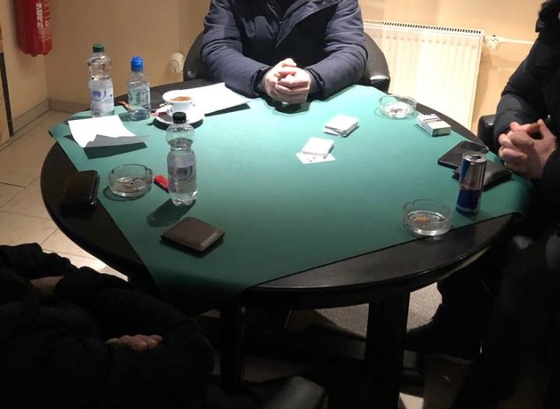POL-BO: Bochum / Zivilpolizisten dringen durch Geheimtür in Lokal - Pokerrunde und Schankbetrieb beendet!