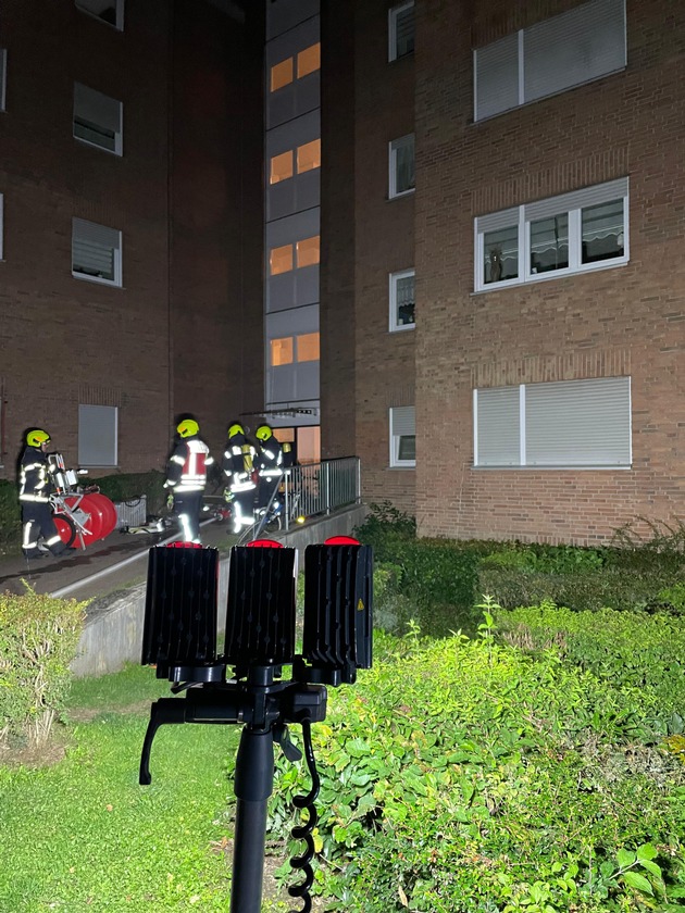 FW Bergheim: Gebäudebrand im 4. Obergeschoss eines Mehrfamilienhauses in Bergheim-Zieverich