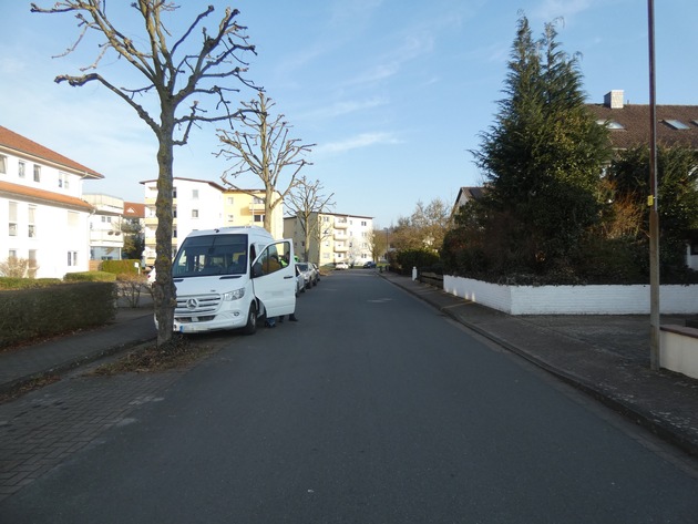 POL-HM: Erneute Verkehrsunfallflucht in der Albert-Schweitzer-Straße - Zeugenaufruf!