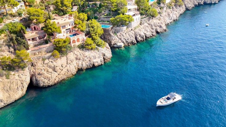 &quot;Teuer, begehrt, begrenzt: So entwickelt sich der Grundstücksmarkt auf Mallorca&quot; / Mallorcas Grundstücksmarkt 2025: Hohe Nachfrage, knappes Angebot - Preisboom setzt sich fort