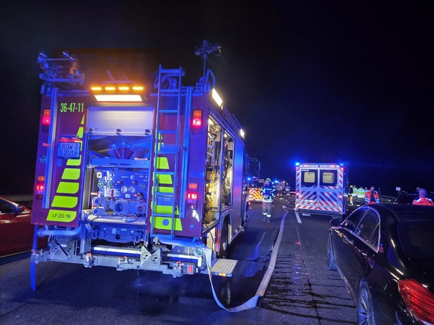 FW-ROW: N&auml;chtlicher Feuerwehreinsatz sorgt f&uuml;r Vollsperrung der Autobahn A1 H&ouml;he Grundbergsee