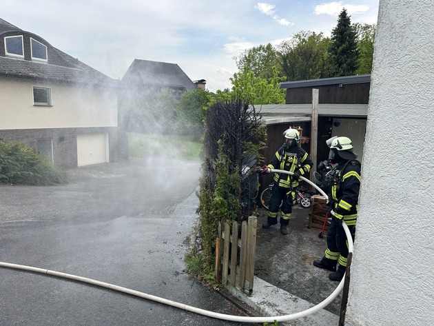 FW Ense: Heckenbrand in Ense-L&uuml;ttringen: Feuerwehr f&uuml;hrt Nachl&ouml;scharbeiten durch**