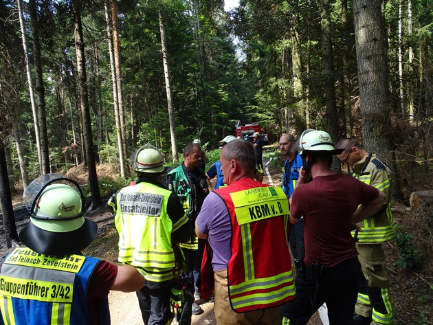 KFV-CW: Waldfl&auml;che in Brand / Feuerwehr verhindert Ausbreitung