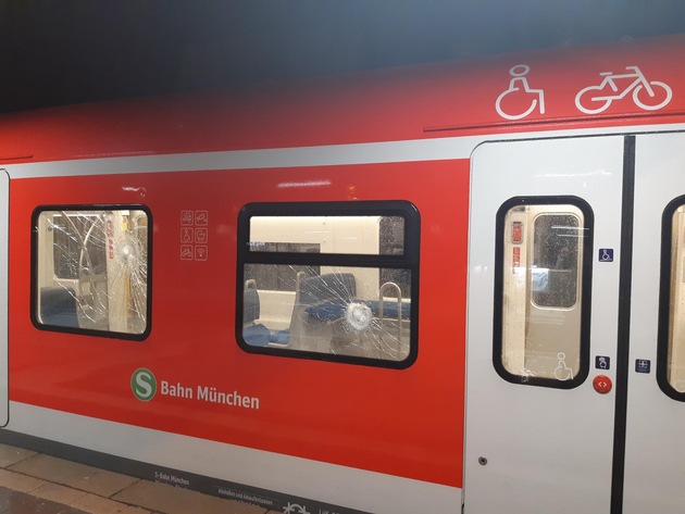 Bundespolizeidirektion München: Nach Pöbelei in der S-Bahn / Maskenverweigerer wirft mit Schottersteinen