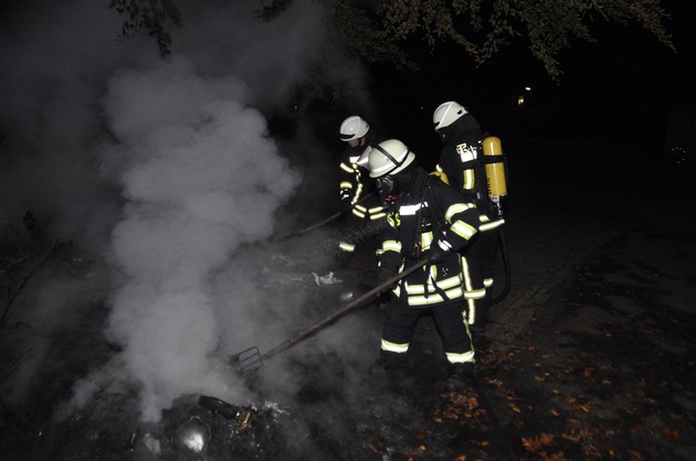 FW-KLE: Brand zweier Müllgrossraumbehälter