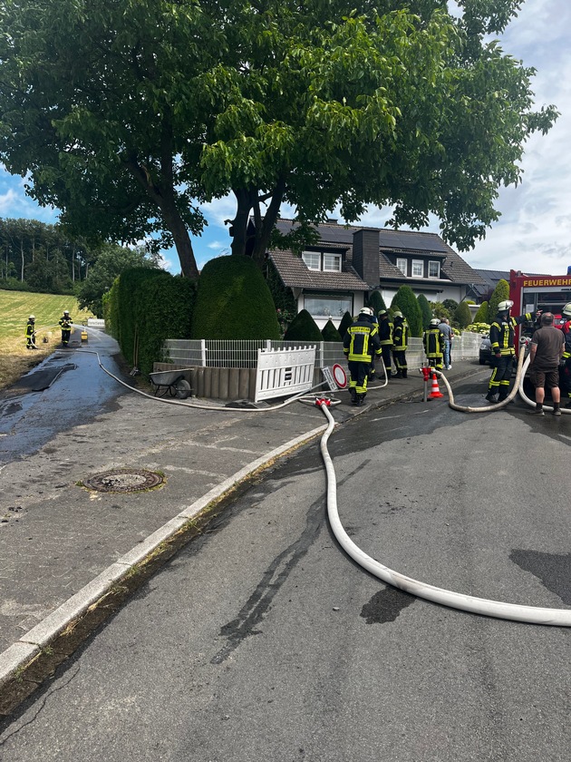FW Ense: Brennt Hecke in Waltringen / Teer-Arbeiten lösen Feuer aus