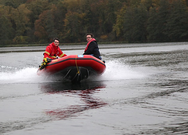 FW-E: Essener Wasserrettungskonzept durch Schlauchboot erweitert, DLRG nimmt &quot;Franzi&quot; in Betrieb