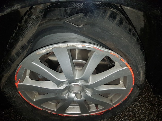 POL-PDWO: Streife stoppt PKW mit gebrochener Achse und platten Reifen