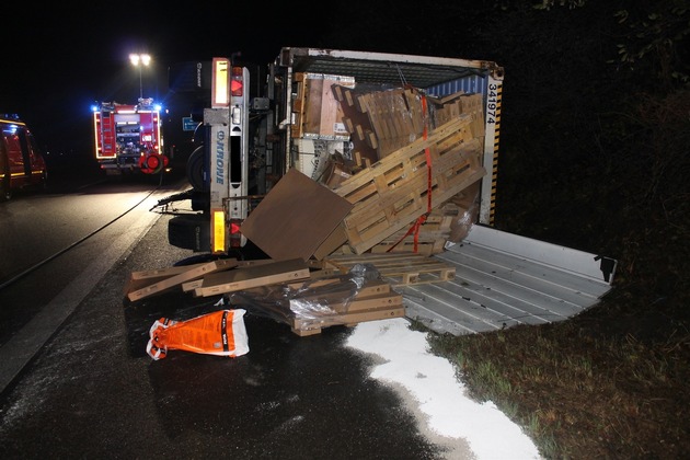 POL-D: Düsseldorf - A 46 in Richtung Heinsberg - Nach Lkw-Alleinunfall - Unfallstelle geräumt - Fotos von der Unfallstelle als Datei angefügt