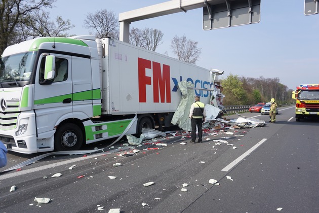 FW Ratingen: Schwerer LKW-Unfall auf der Autobahn A 3