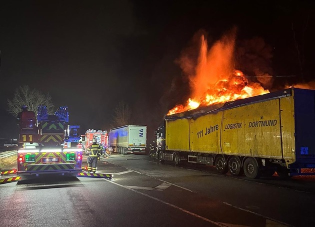 FW-DO: LKW mit Elektroschrott brennt in Eichlinghofen