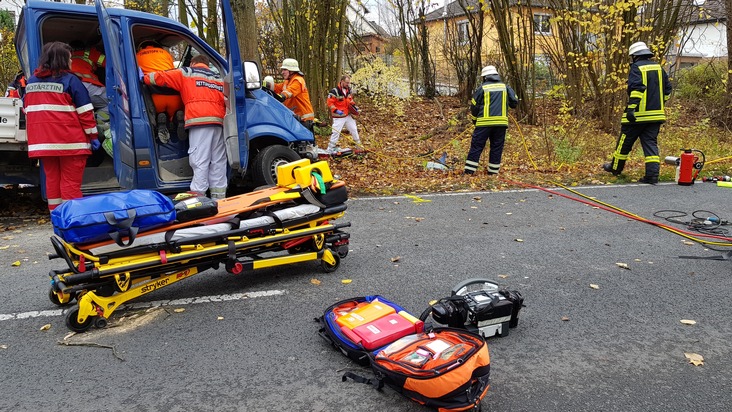 POL-HM: Nach Baumkollision: Schwerverletzter im Fahrzeug eingeklemmt - Rettungshubschrauber im Einsatz