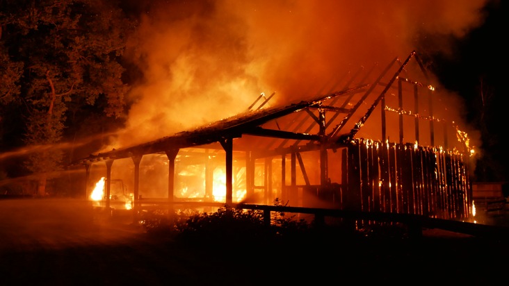 FW Celle: Scheunenbrand in Altencelle - 1. Lagemeldung 3:00 Uhr!