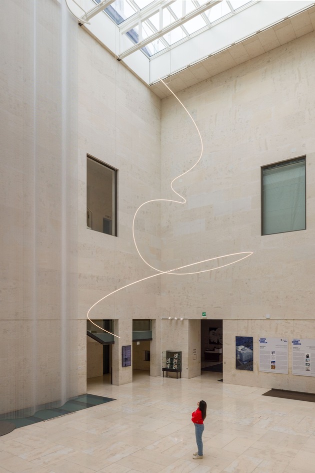 DIE MQ LIBELLE SCHLÄGT WELLEN: VOM DACH BIS INS ZWEITE UNTERGESCHOSS DES LEOPOLD MUSEUM