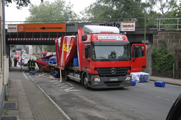 FW-E: LKW bleibt unter Brücke hängen, Aufbau abgerissen, Ladung verloren