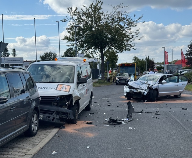 FW Dresden: Verkehrsunfall mit mehreren leicht verletzten Personen