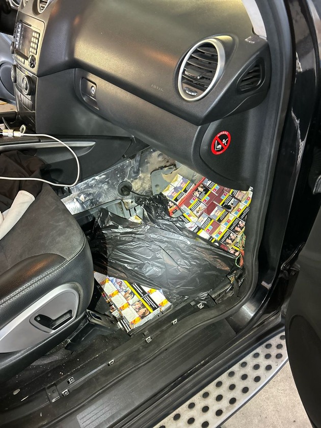 HZA-R: Auto voller Zigaretten - Grenzpolizei und Zoll aus Selb stoppen Schmuggler an der tschechischen Grenze (Gemeinsame Pressemitteilung)