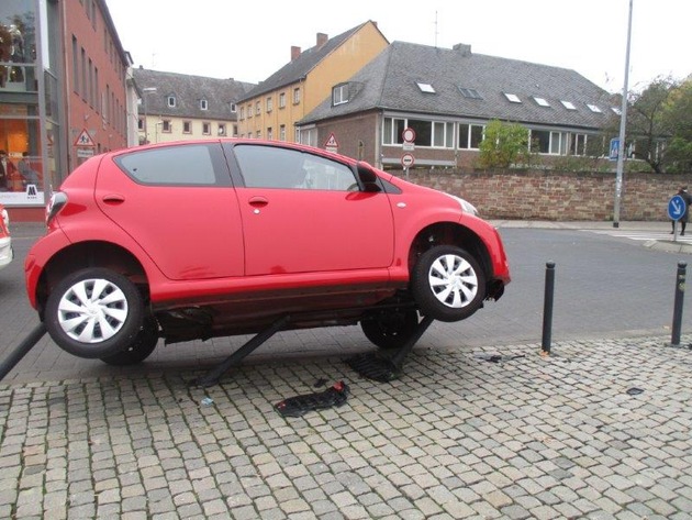 POL-PPTR: Spektakulärer Unfall an der Basilika