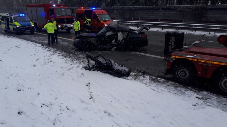 FW-ROW: Mehrere Unfälle auf der Autobahn - Feuerwehr wird zur Unfallstelle mit eingeklemmter Person alarmiert