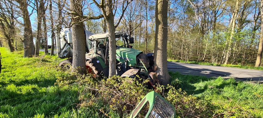 FFW Schiffdorf: 28 Jähriger Traktor-Fahrer prallt gegen Baum: Fahrer kommt schwerverletzt in Krankenhaus
