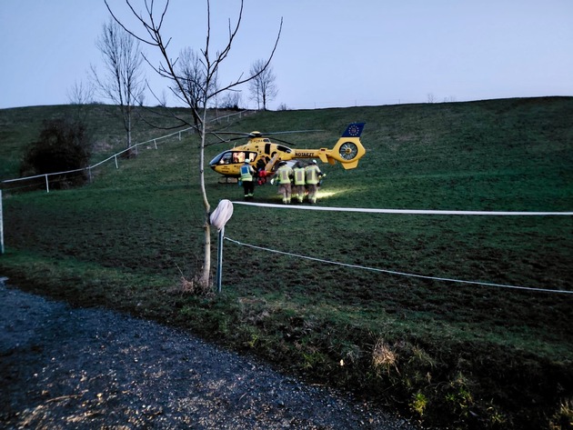 FW Weinheim: Schwerer Reitunfall im Wald - Einsatzkr&auml;fte retten Patientin unter schwierigen Bedingungen