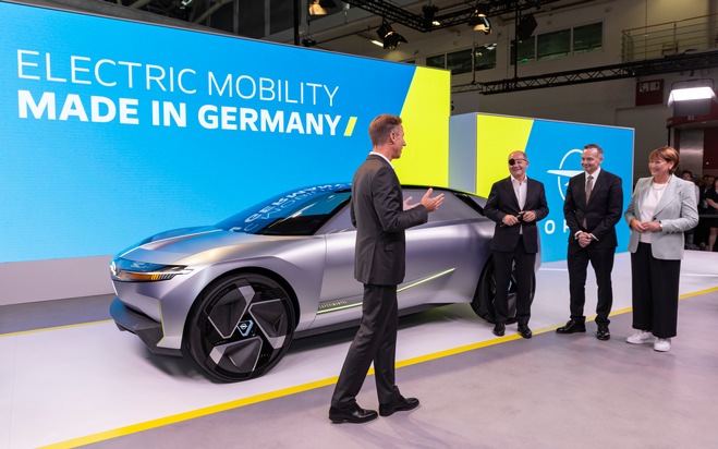 Opel Automobile GmbH: Bundeskanzler Olaf Scholz besucht Opel-Stand auf der IAA Mobility