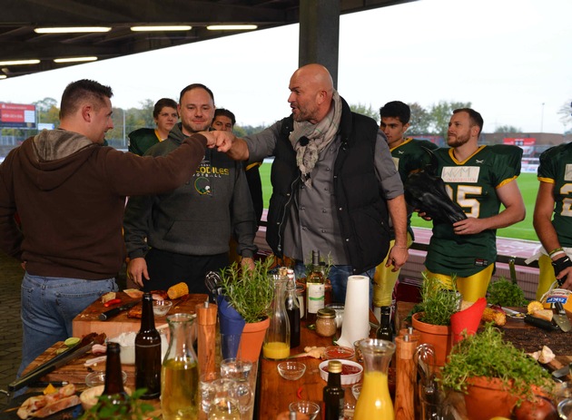 Saftiger Wettkampf im Kölner Südstadion: Football-Coach André tritt in &quot;BeefBattle - Duell am Grill&quot; auf ProSieben MAXX an (FOTO)