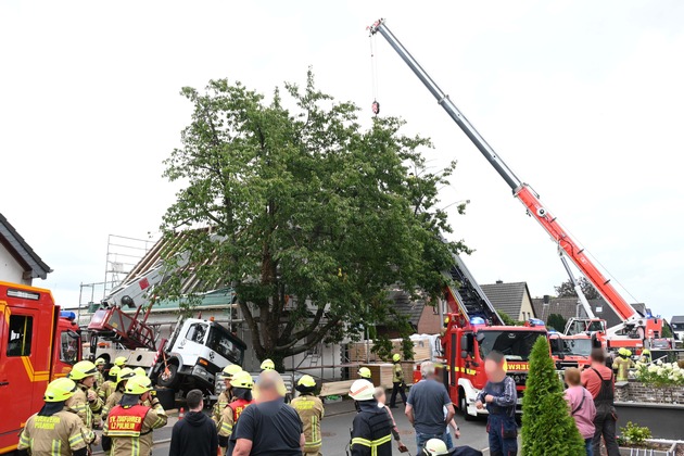 FW Pulheim: Kran fällt auf Hausdach