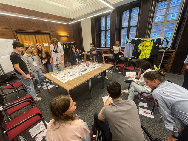 POL-BO: Echte Teamarbeit: Jugendliche bewältigen Bedrohungslage bei Planspiel