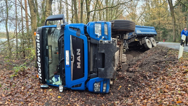 FW Südheide: LKW kommt von Straße ab und kippt um - Fahrer beleibt unverletzt