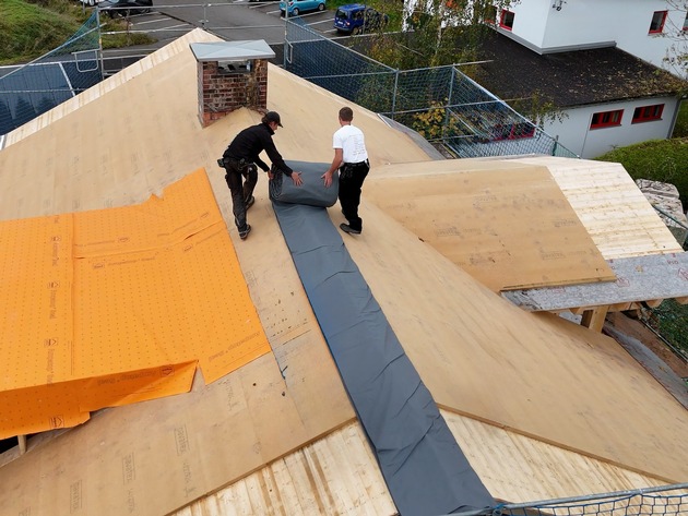 Verlegen Sie in Minuten statt Stunden - Ampack revolutioniert die Dachbahnverlegung