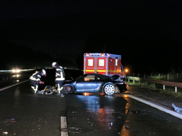 FW-WRN: TH_Person_klemmt - Porsche verunfallt auf der BAB 1