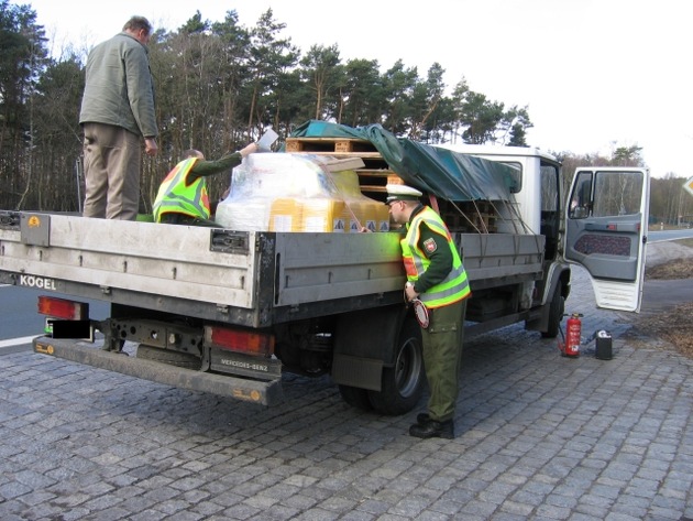 POL-NI: LKW-Groszkontrolle auf den Straszen des LK Nienburgs - Bilder im Download -