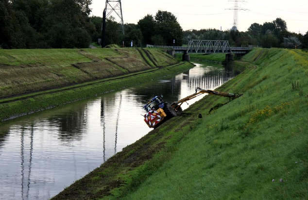 FW-E: Schlepper kommt vom rechten Weg ab und droht, in die Emscher zu stürzen, Fahrer bleibt unverletzt