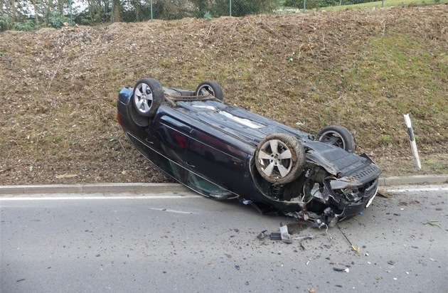 POL-GM: Auto überschlägt sich - Fahrerin schwer verletzt